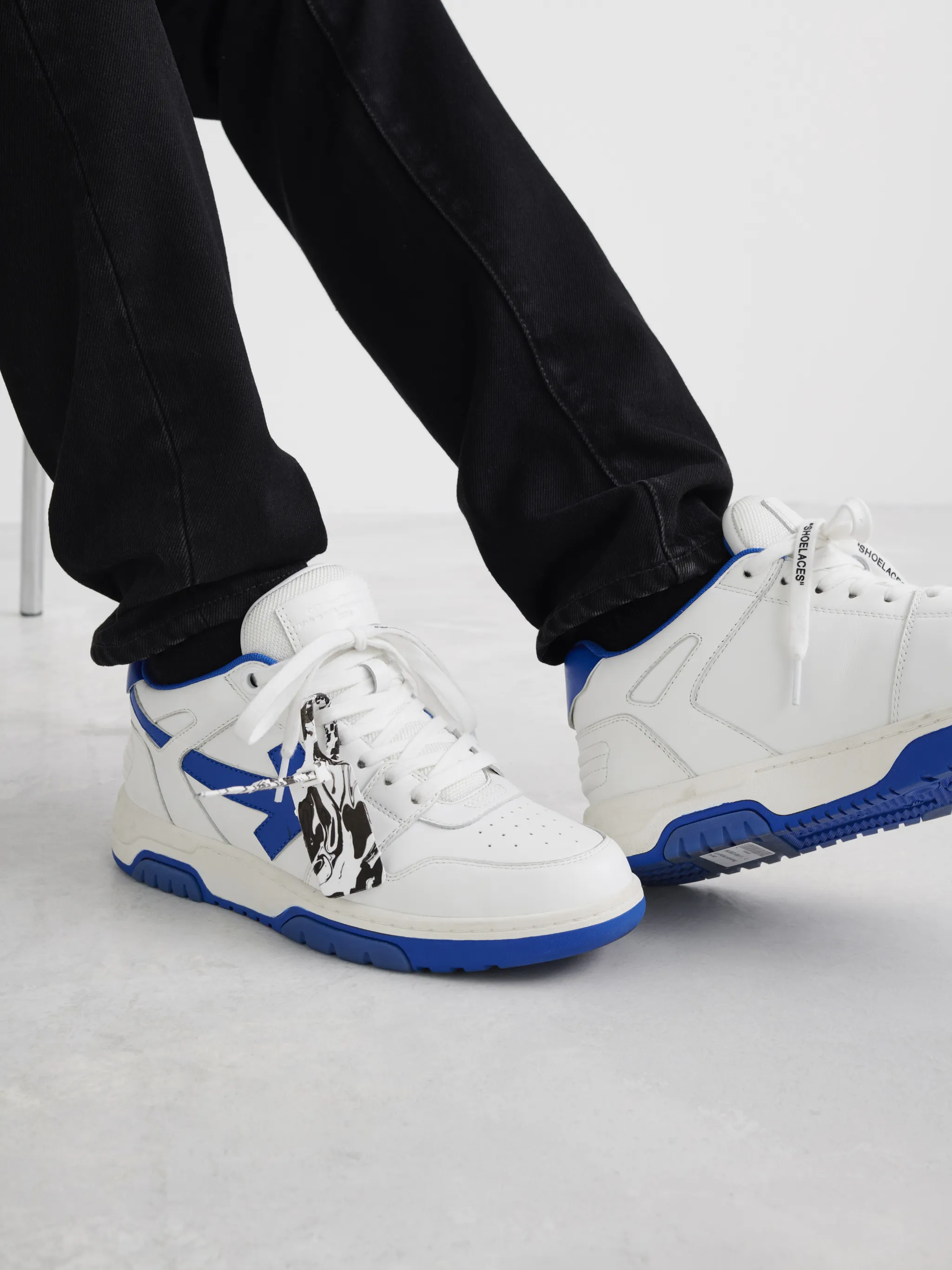 SNEAKERS OUT OF OFFICE \
