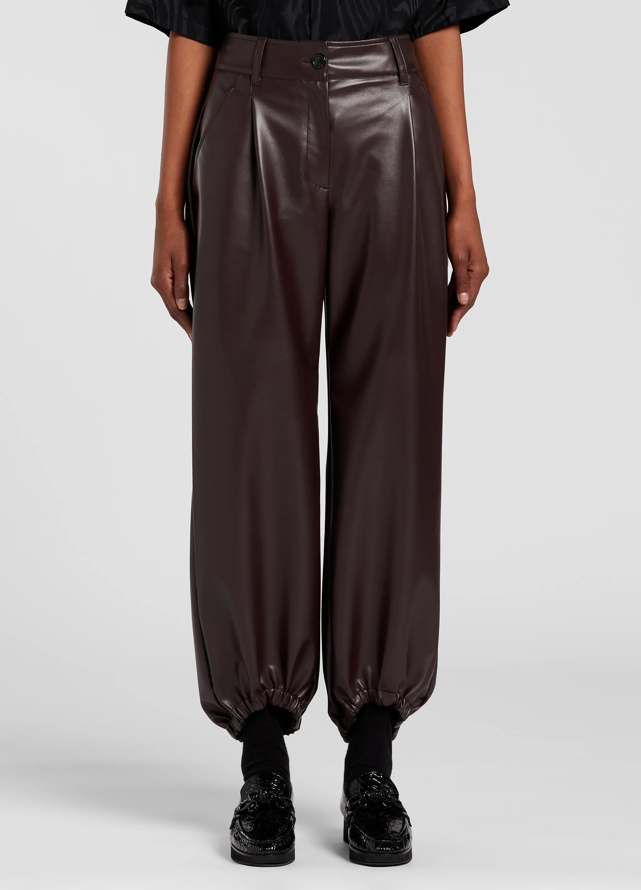 FAUX LEATHER GATHERED PANTS
