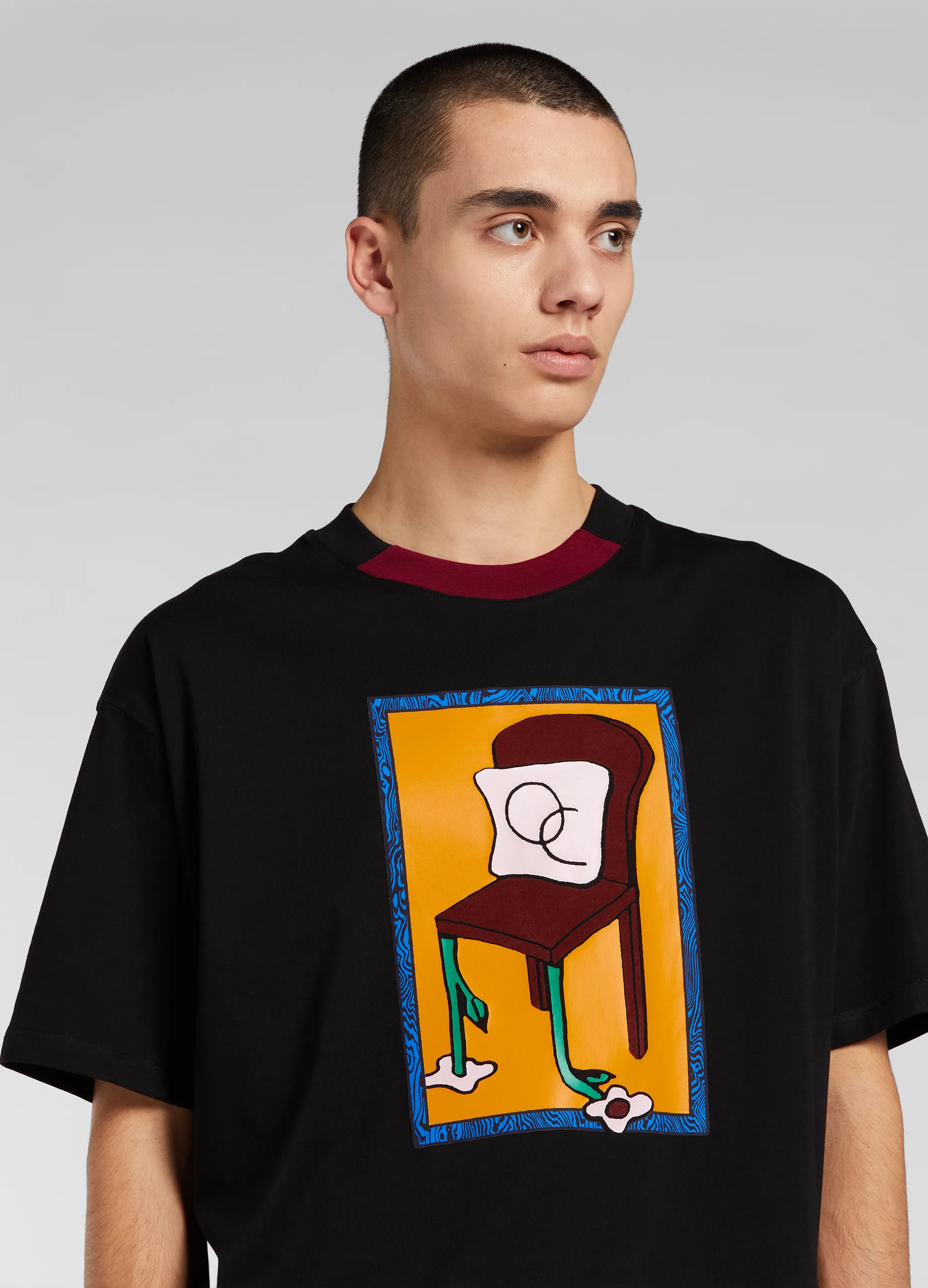 FLOWER CHAIR PRINT S/S T-SHIRT