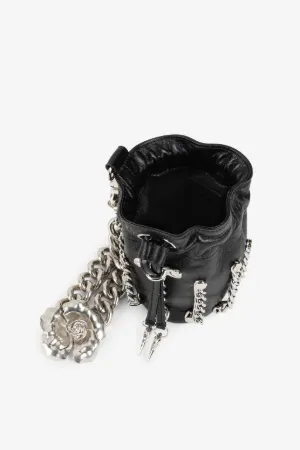 Bolso de cuero adornado con cadenas