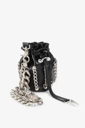 Bolso de cuero adornado con cadenas