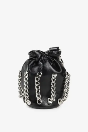 Bolso de cuero adornado con cadenas
