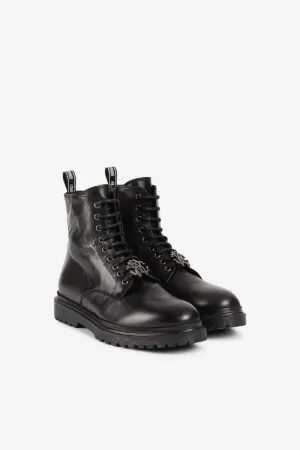 botines con placa del logo