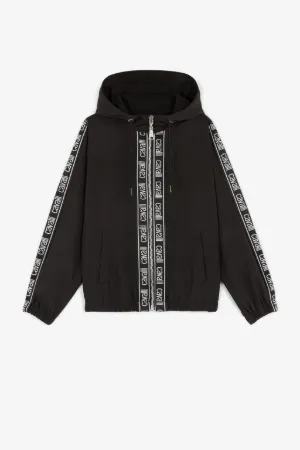 Chaqueta con capucha con raya con logo