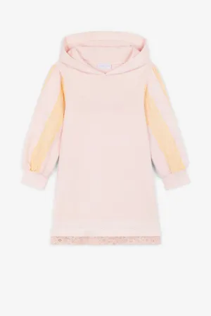 Robe à capuche et dentelle