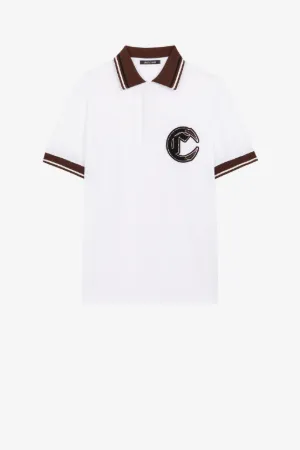 Polo con parche logo C