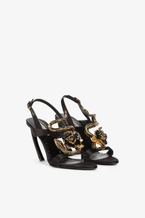 Sandalias adornadas con flor y serpiente