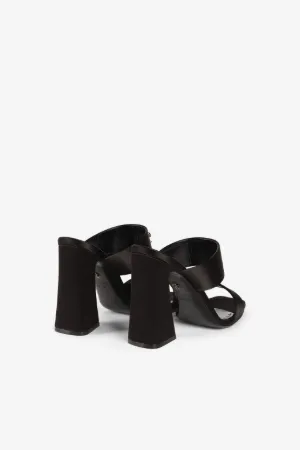 sandalias con placa del logo