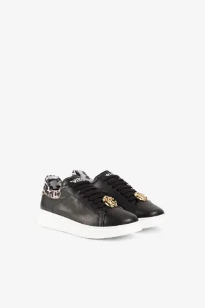 Sneakers mit Logo-Schild