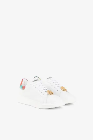 Sneakers mit Logo-Schild