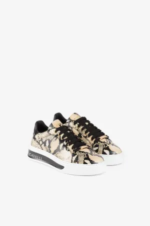 Sneakers mit Python-Print
