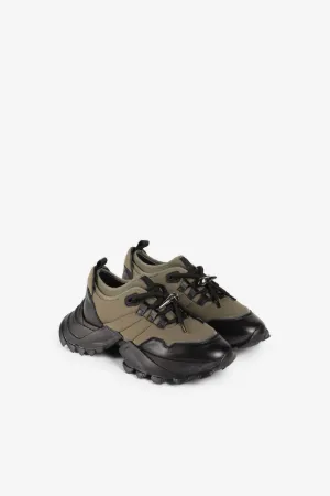 Sneakers mit Tigerzahn