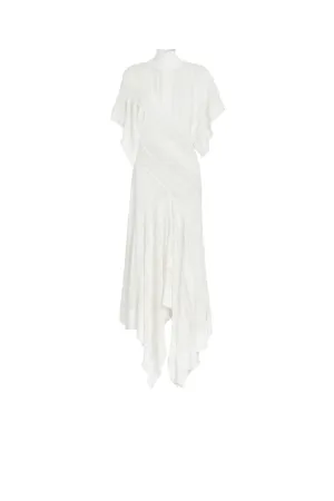 vestido blanco de bouclé con diseño drapeado