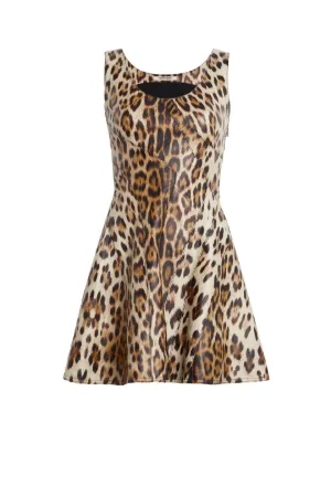 vestido con motivo de jaguar