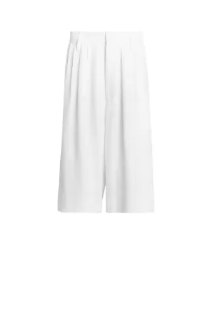 Weiße Leinen-Shorts mit Bundfalten
