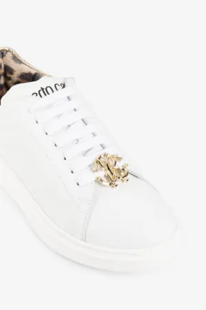 zapatillas con placa del logo