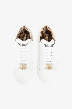 zapatillas con placa del logo