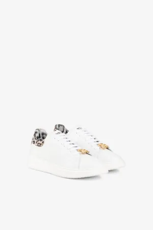 zapatillas con placa del logo