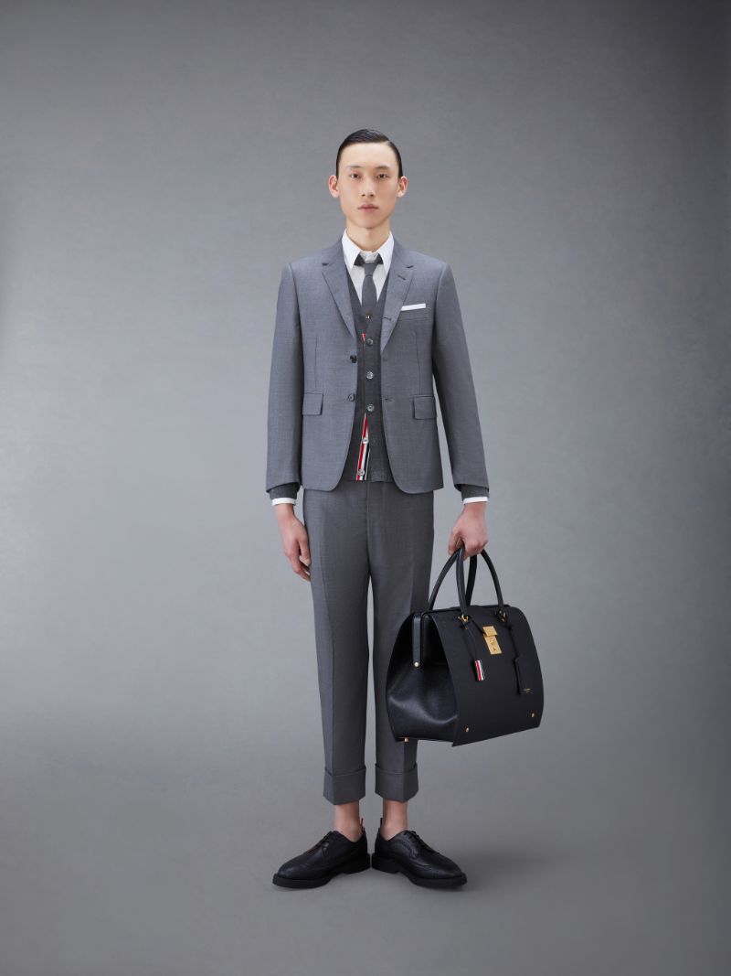 ミディアムグレー スーパー120 ツイル クラシック バックストラップトラウザーグレー | Thom Browne 公式オンラインサイト