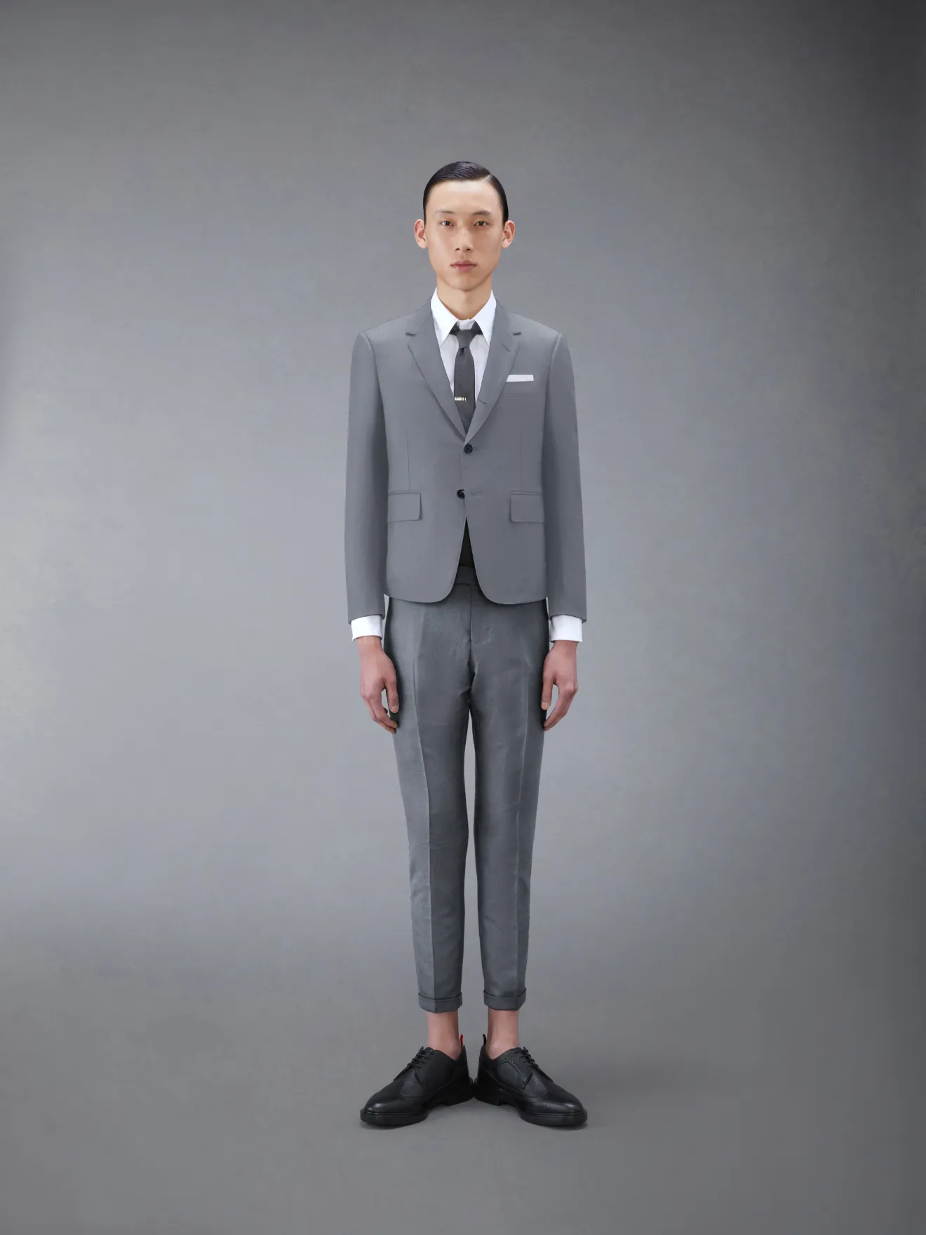 ミディアムグレー スーパー120 ツイル ハイアームホール スーツ タイ付き ローライズ スキニートラウザーグレー | Thom Browne  公式オンラインサイト