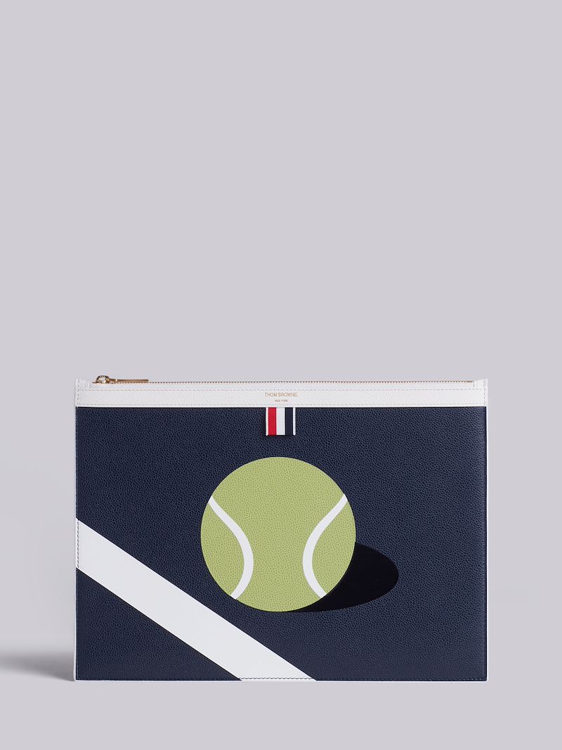 ミディアムジッパードキュメントホルダー 35 X 25cm テニスボールインターシャ ペブルグレイン カーフレザーブルー Thom Browne 公式オンラインサイト ミディアムジッパードキュメントホルダー 35 X 25cm テニスボールインターシャ ペブルグレイン カーフレザーブルー Thom Browne 公式オンラインサイト