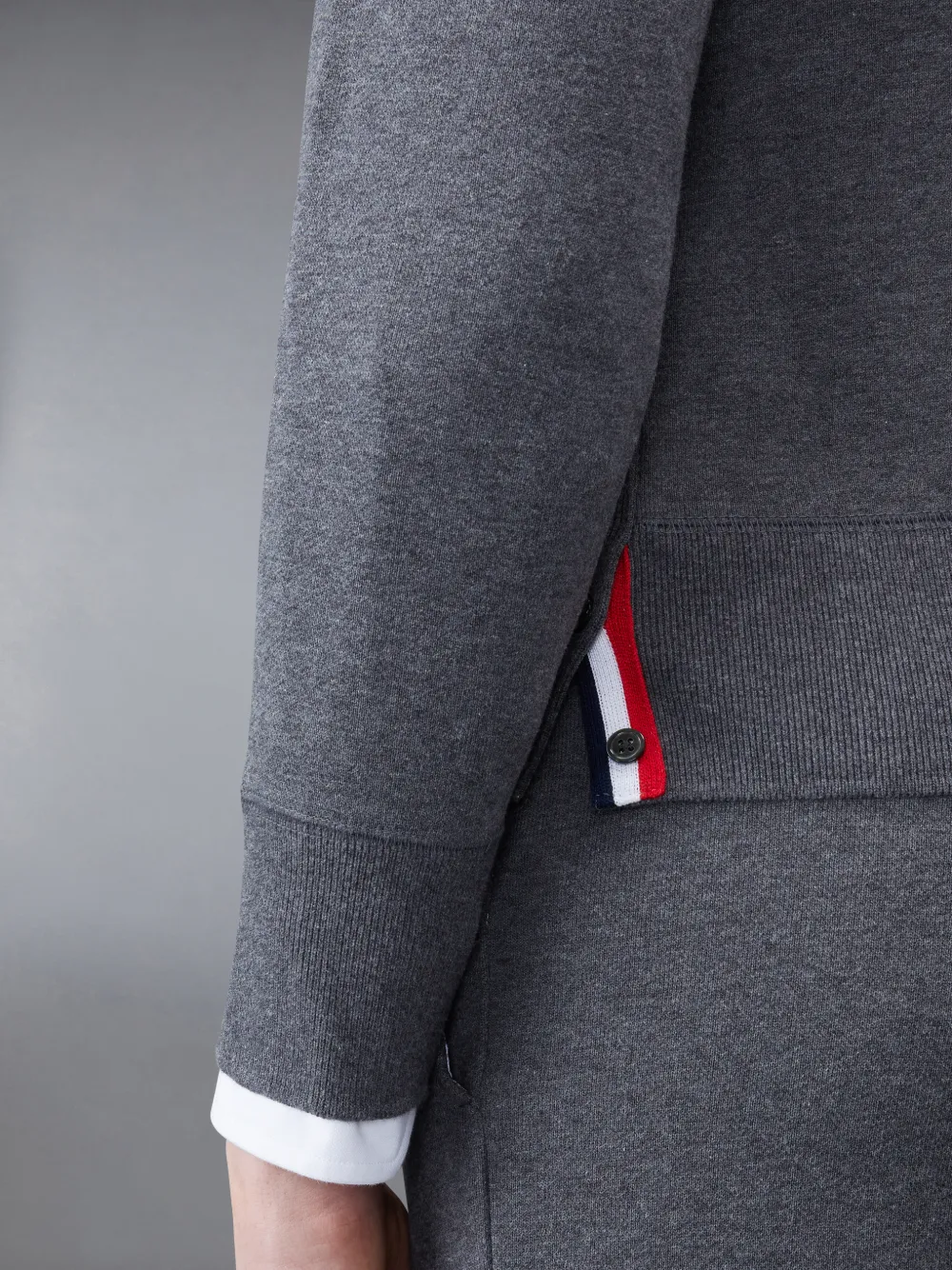 チャコール コンパクトワッフル 4BAR クルーネック スウェットシャツグレー | Thom Browne 公式オンラインサイト