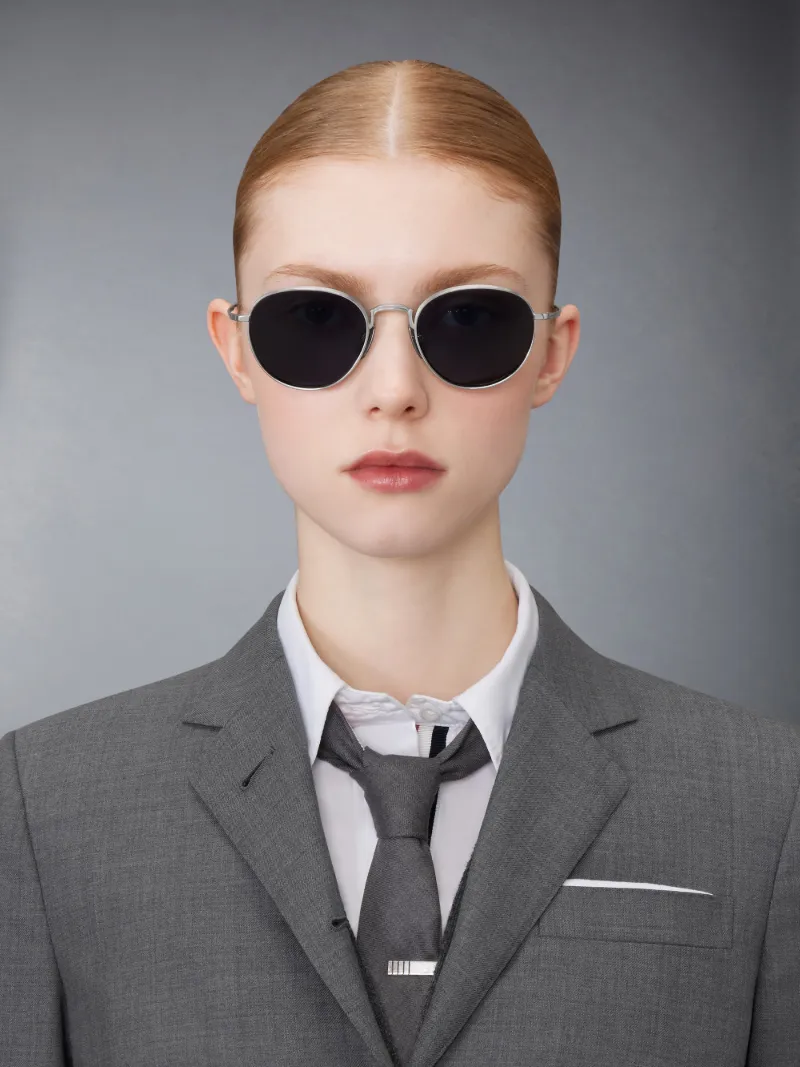 チタン ラウンド サングラスシルバートーン | Thom Browne 公式 