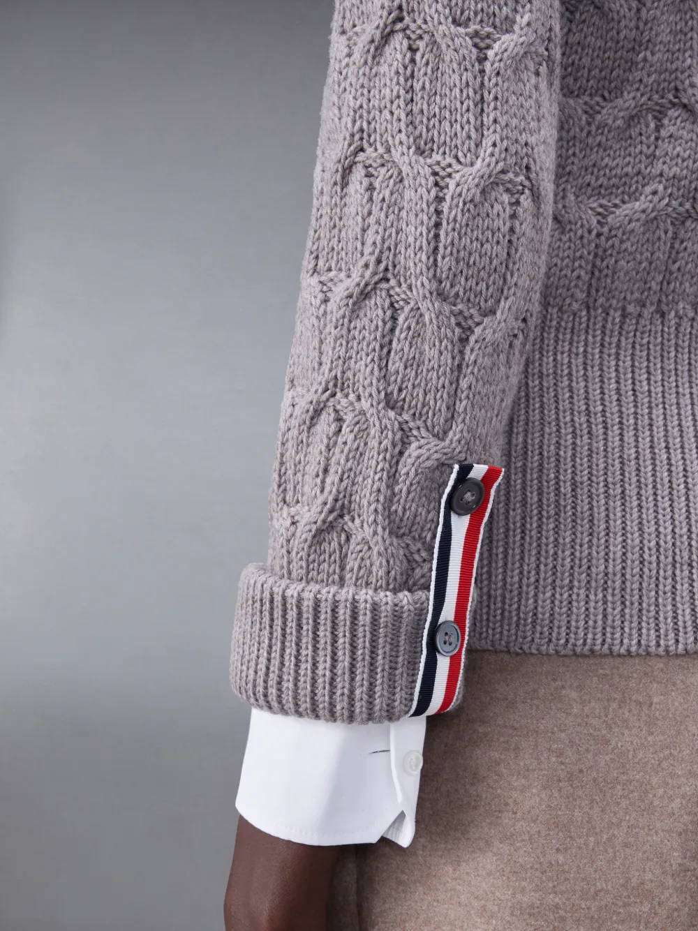 トムブラウン コピー カーディガン グレー ケーブルニット 4本ストライプ トリコロールタグ THOM BROWNE_パーカー ニット  ジャケット_メンズファッション_スーパーコピー通販_スーパー ブランド コピー激安通販 優良店