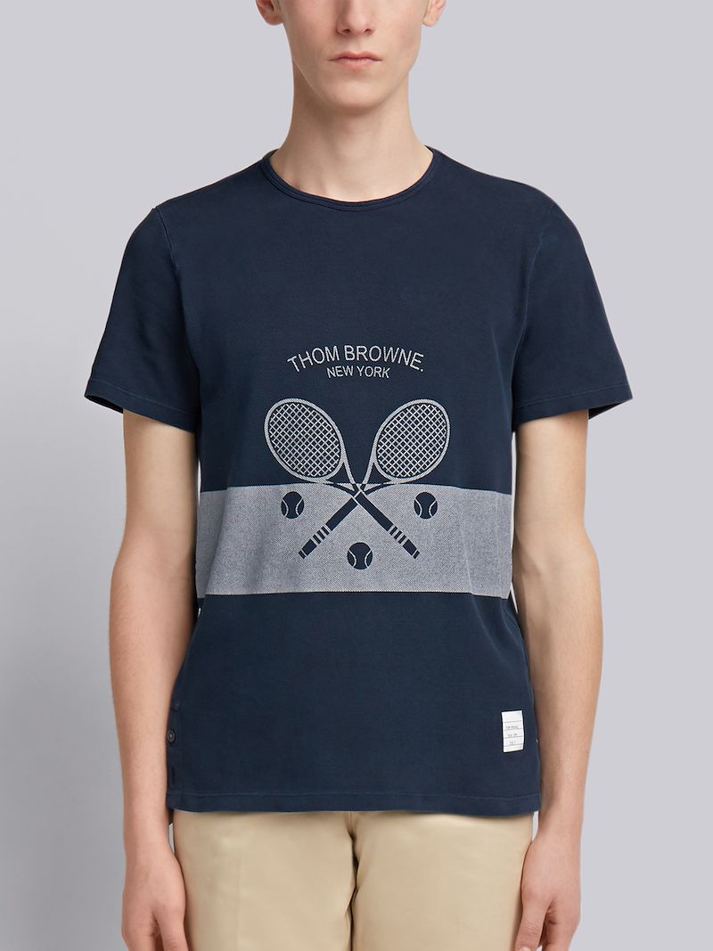 ウォッシュドショートスリーブt テニスアイコン クラシックピケブルー Thom Browne 公式オンラインサイト ウォッシュドショートスリーブt テニスアイコン クラシックピケブルー Thom Browne 公式オンラインサイト