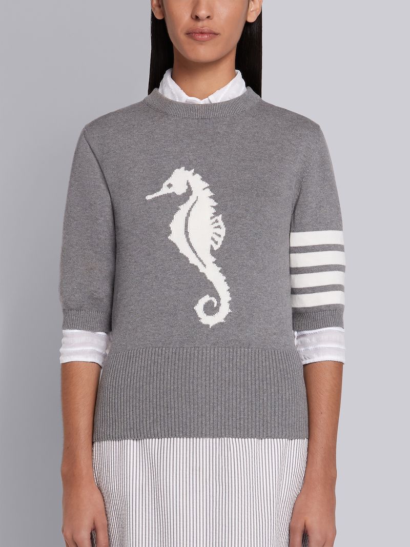 ライトグレー コットンクレープ タツノオトシゴ インターシャ Tシャツグレー Thom Browne 公式オンラインサイト ライトグレー コットンクレープ タツノオトシゴ インターシャ Tシャツグレー Thom Browne 公式オンラインサイト