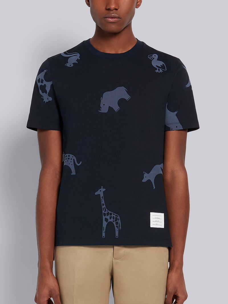 ネイビー コットンジャージートナル マルチアニマル アイコンプリント ショーツ スリーブ Tシャツブルー Thom Browne 公式オンラインサイト ネイビー コットンジャージートナル マルチアニマル アイコンプリント ショーツ スリーブ Tシャツブルー Thom Browne 公式オンラインサイト