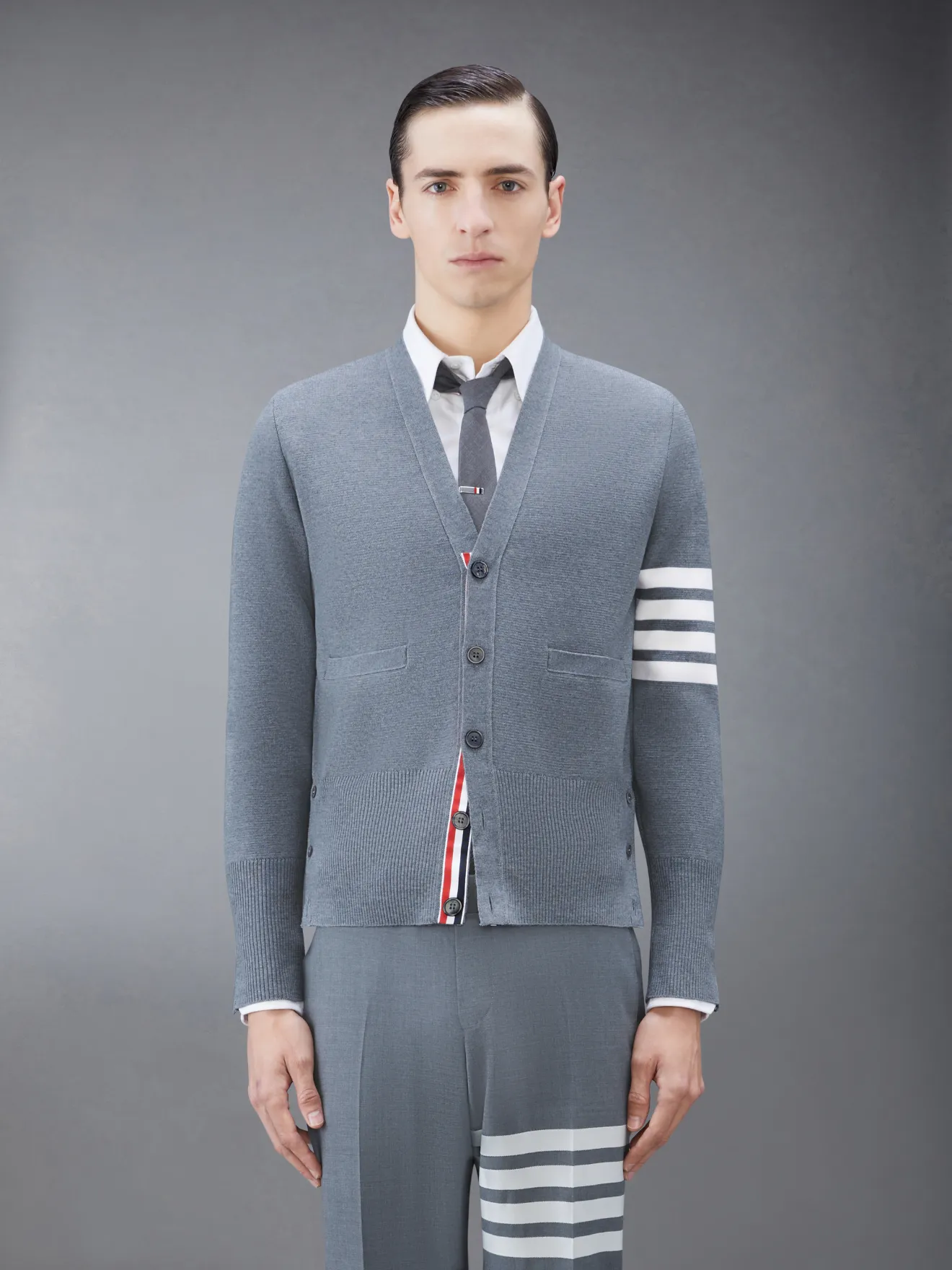 Wool 4-Bar V-Neck Cardiganグレー | Thom Browne 公式オンラインサイト