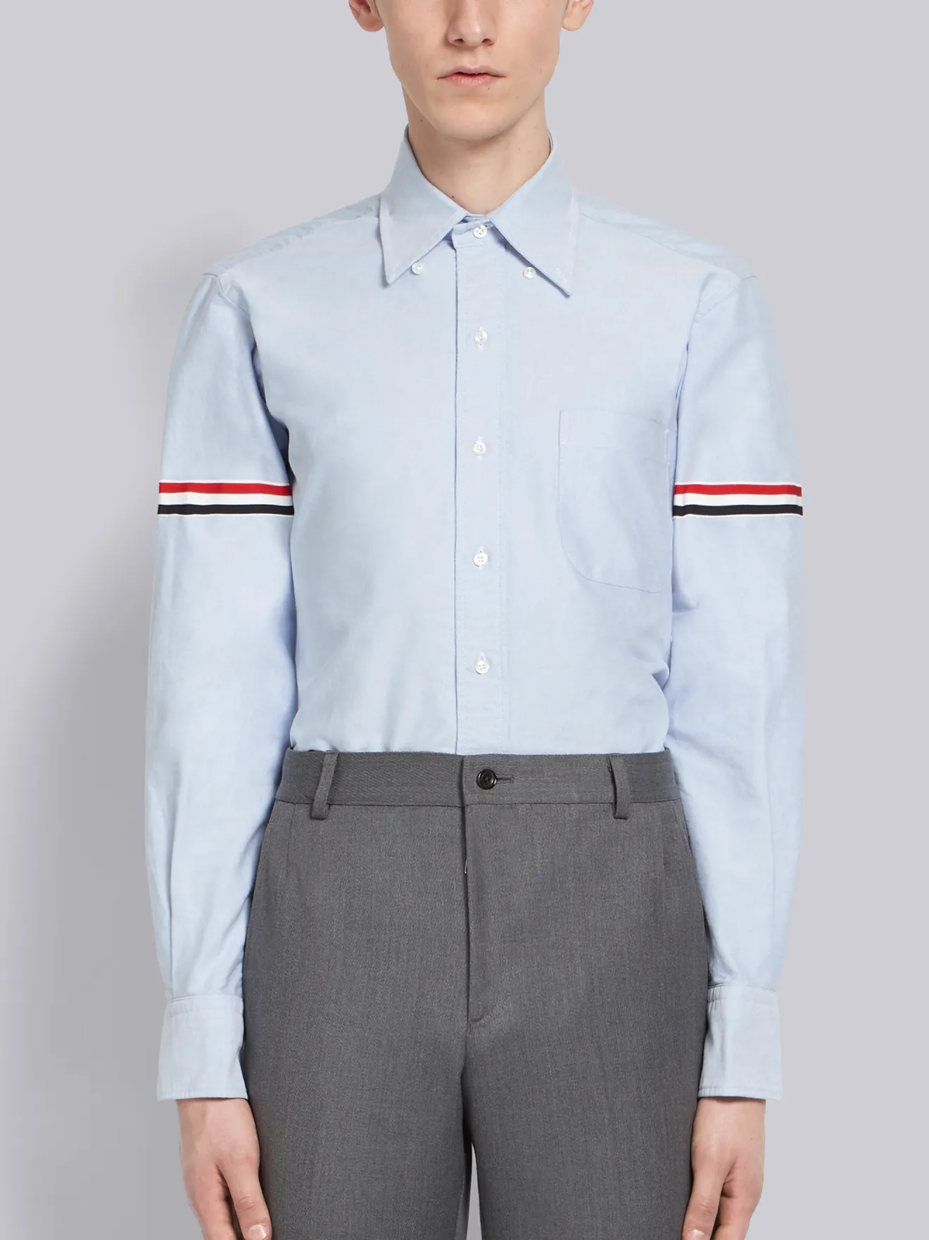 ライトブルー オックスフォード グログラン アームバンド クラシックシャツブルー | Thom Browne 公式オンラインサイト ライトブルー オックスフォード グログラン アームバンド クラシックシャツブルー | Thom Browne 公式オンラインサイト