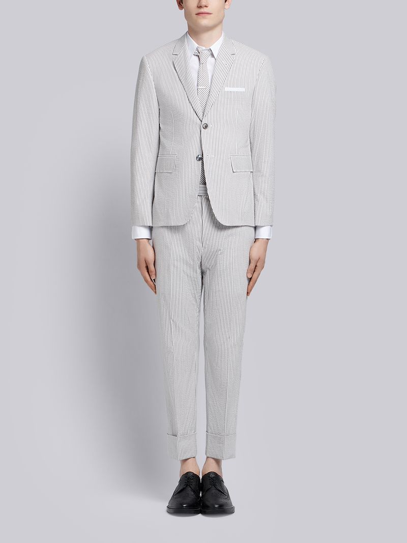 ミディアムグレー シアサッカー クラシックスーツ ネクタイ付きグレー Thom Browne 公式オンラインサイト