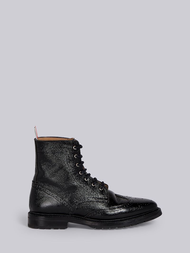 ウィングチップブーツ コマンドソール ペブルグレインブラック Thom Browne 公式オンラインサイト ウィングチップブーツ コマンドソール ペブルグレインブラック Thom Browne 公式オンラインサイト