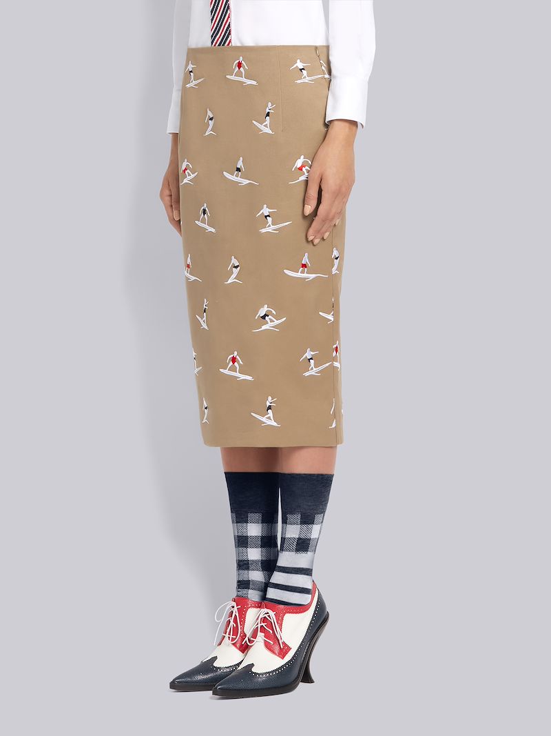 カーキ コットンツイル ハーフドロップサーファーズ エンブロイダリー シース ニーレングス ペンシルスカートニュートラル Thom Browne 公式オンラインサイト カーキ コットンツイル ハーフドロップサーファーズ エンブロイダリー シース ニーレングス ペンシルスカートニュートラル Thom Browne 公式オンラインサイト