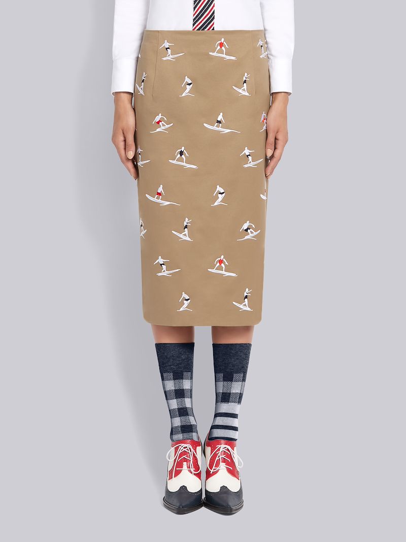 カーキ コットンツイル ハーフドロップサーファーズ エンブロイダリー シース ニーレングス ペンシルスカートニュートラル Thom Browne 公式オンラインサイト カーキ コットンツイル ハーフドロップサーファーズ エンブロイダリー シース ニーレングス ペンシルスカートニュートラル Thom Browne 公式オンラインサイト