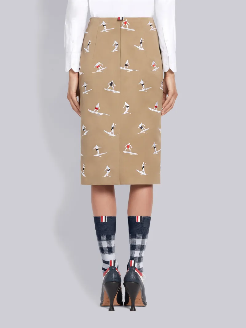 カーキ コットンツイル ハーフドロップサーファーズ エンブロイダリー シース ニーレングス ペンシルスカートニュートラル Thom Browne 公式オンラインサイト