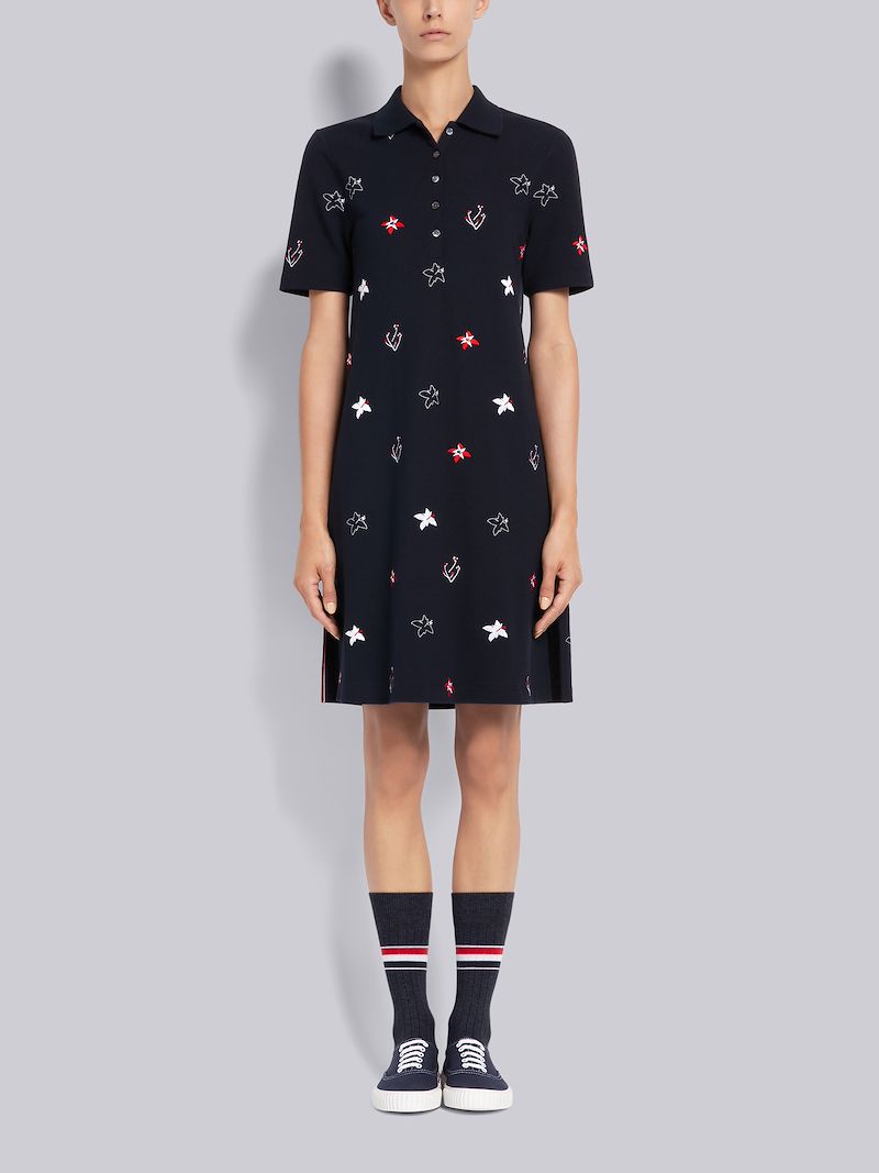 ネイビー クラシック ピケ オールオーバー フローラル エンブロイダリー ショートスリーブ ポロ ドレスブルー Thom Browne 公式オンラインサイト ネイビー クラシック ピケ オールオーバー フローラル エンブロイダリー ショートスリーブ ポロ ドレスブルー Thom Browne 公式オンラインサイト