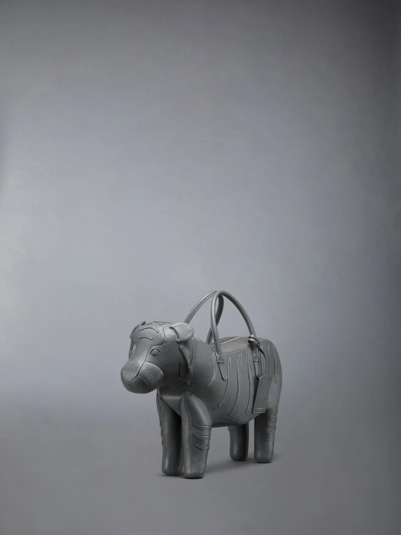 ぺブルグレイン タイガーバッググレー | Thom Browne 公式オンラインサイト