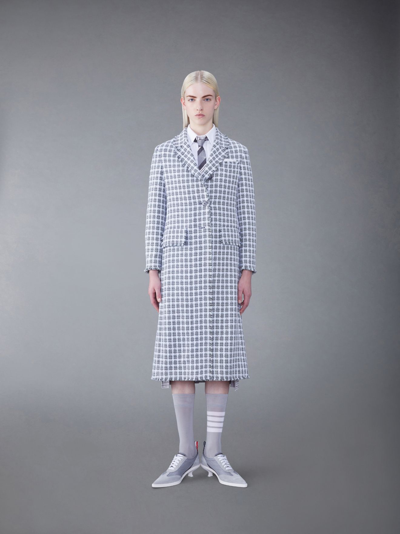 チェックサマーツイードフレイワイドラペルオーバーコートグレー | Thom Browne 公式オンラインサイト