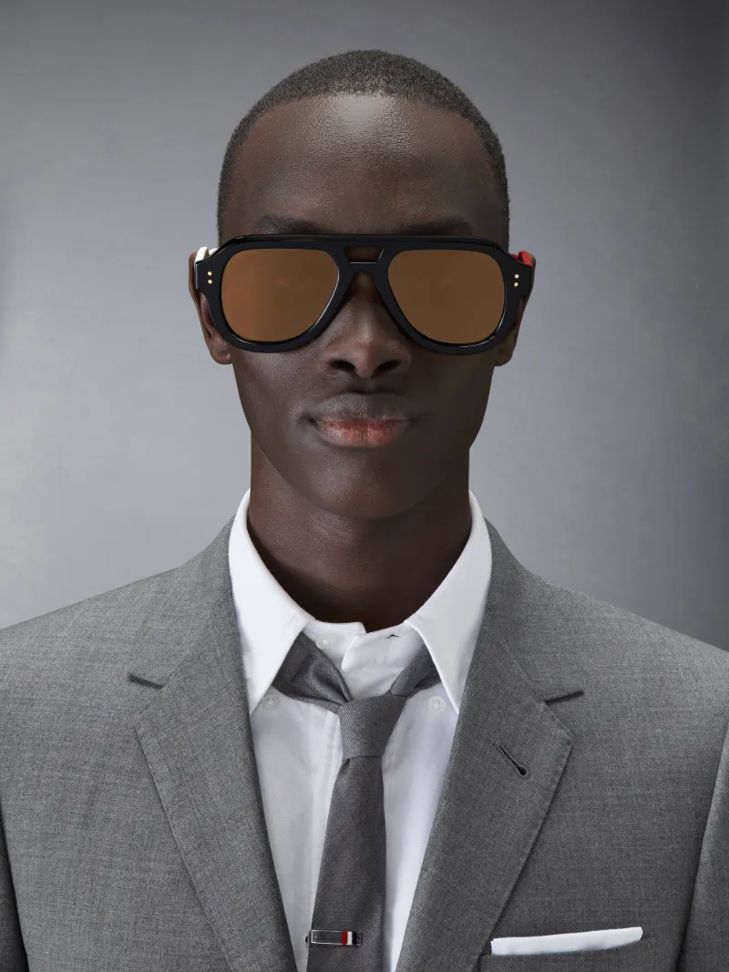 チタン スクエア アビエーター サングラスグレー | Thom Browne 公式オンラインサイト