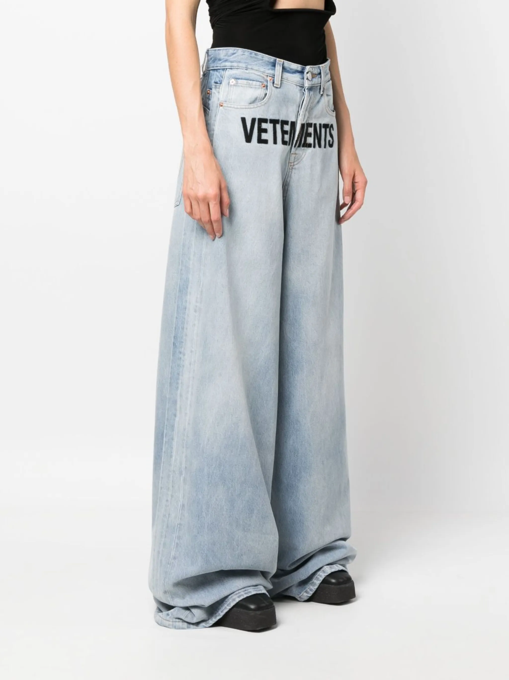 VETEMENTS logo-print wide-leg jeans | Eraldo.com KM VETEMENTS logo-print wide-leg jeans | Eraldo.com KM